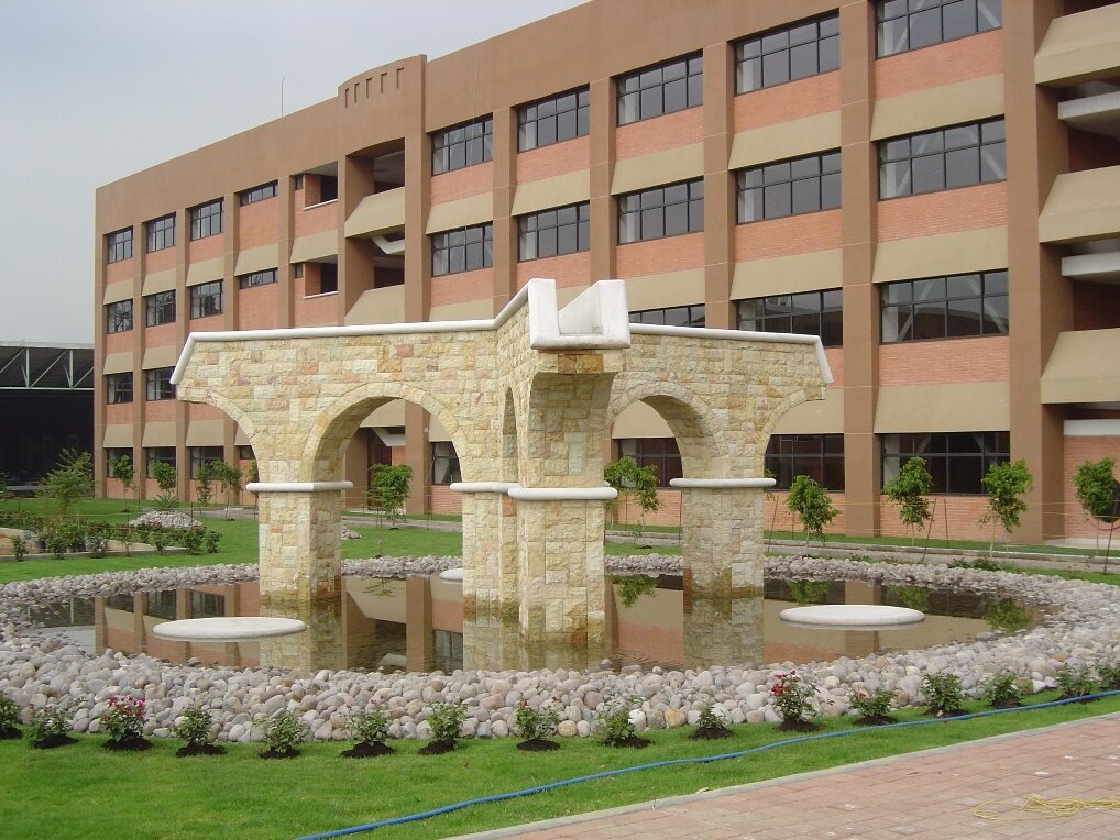 Edificio de aulas con plaza y fuente de cantera, obra de GICASA en Ciudad de México