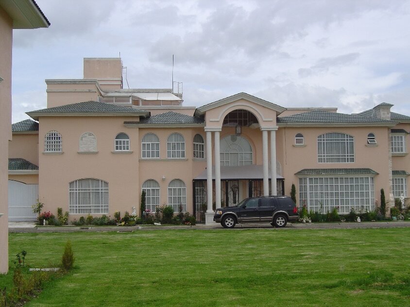 Casa residencial con jardín al frente
