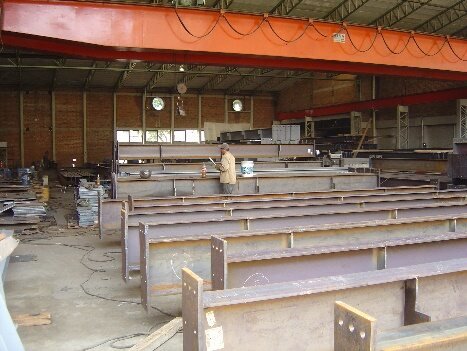 Vigas de acero en el taller de fabricación